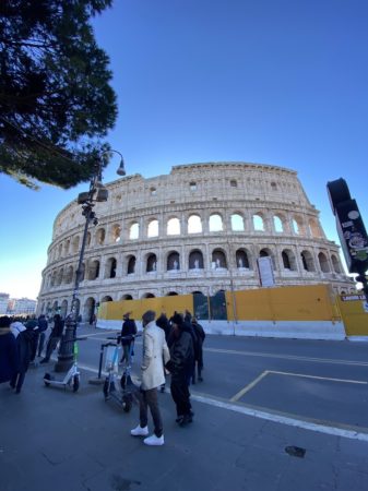 土屋、闘技場でカメラマン