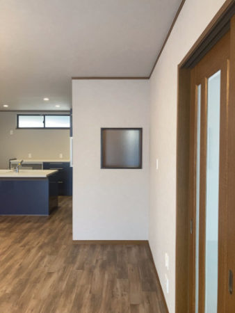 大府市で扉を飾り窓に