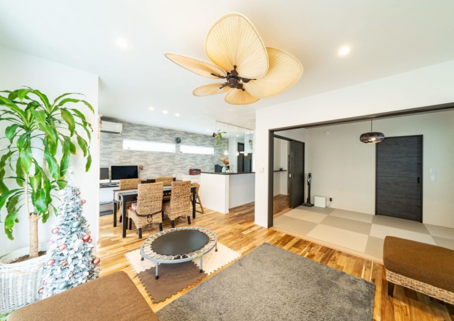 アジアンテイストのリビングで寛ぐ平屋の家