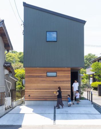 動線と中庭が家族団らんの時を育む家