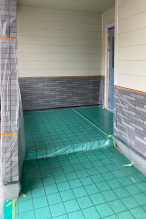 大府市で外壁塗装中