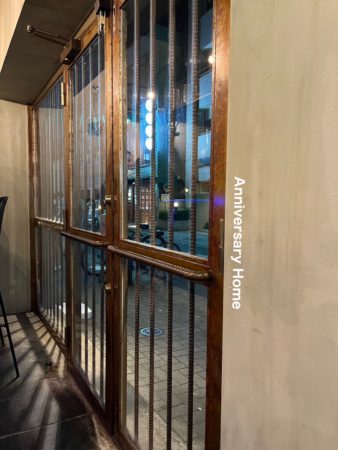 コンクリートの中から扉に変身