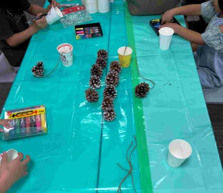 松ぼっくりでけん玉づくり♪